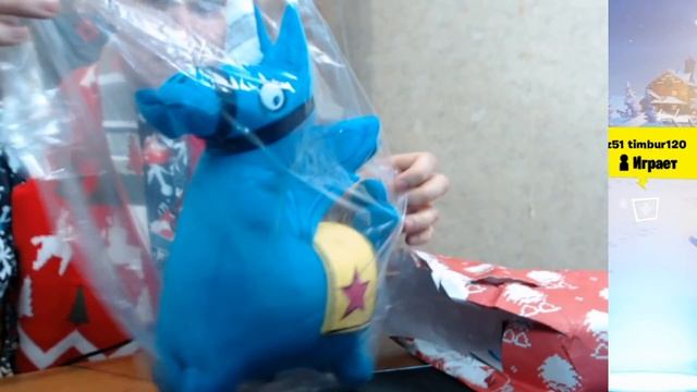 ОТКРЫВАЕМ НОВОГОДНИЙ ТОП ПОДАРОК ОТ ФОРТНАЙТ смотреть онлайн