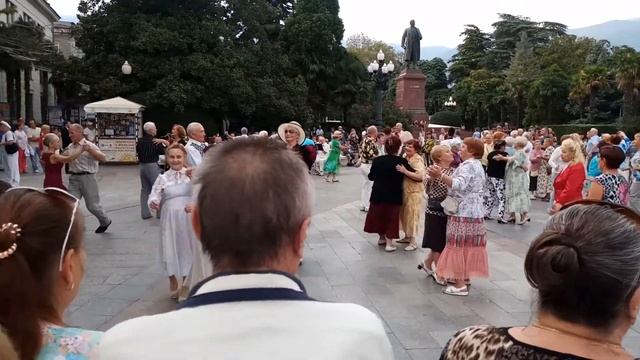 Набережная Ялты и танцы добрых старых времен смотреть онлайн