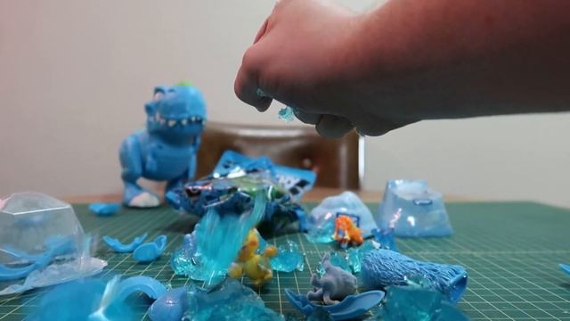 GIANT ICE AGE SMASHERS EGG (25 SURPRISES) смотреть онлайн