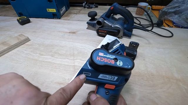 Bosch 12V cordless planer GHO 12V-20 смотреть онлайн