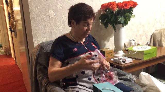 МАМА САМВЕЛА ПОКАЗАЛА МНЕ СВОИ ПОДАРКИ смотреть онлайн
