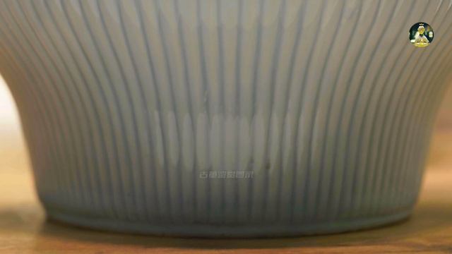 天蓝釉是康熙朝创烧的颜色釉瓷器之一，它的釉色浅而发蓝甚似蓝天，这件康熙天蓝釉菊瓣尊尺寸较大釉质均匀淡雅是传世精品！收藏于国家博物馆[古董 鉴赏] смотреть онлайн