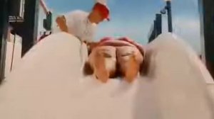 Толстуха скатилась с горки, УГАР!!!!!!!!