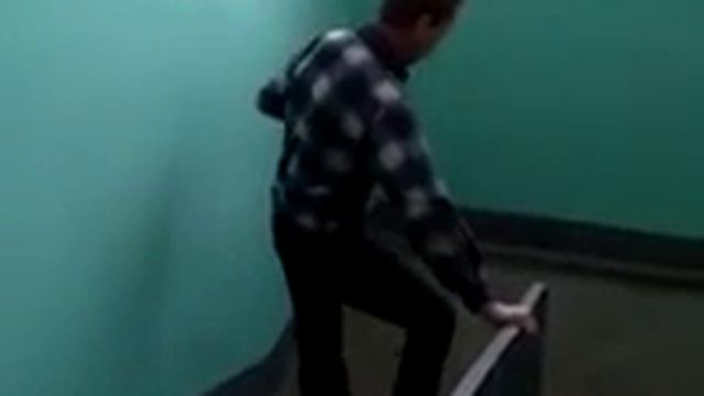 Тремор после пьянки. Пить здоровью вредить!!! смотреть онлайн