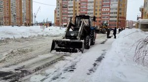 Уборка снега во дворах. Быстрая работа погрузчиков в тандеме. Clearing snow with front loaders