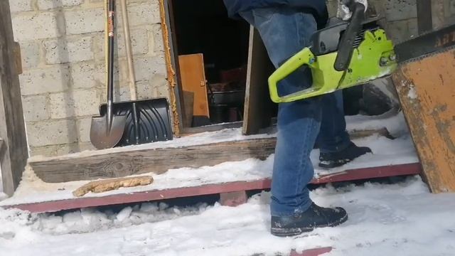 Застоялась. Прогрел бензопилу после зимы. смотреть онлайн