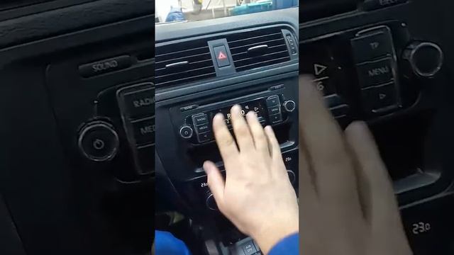 Volkswagen Jetta не включается магнитола после переполюсовки АКБ смотреть онлайн
