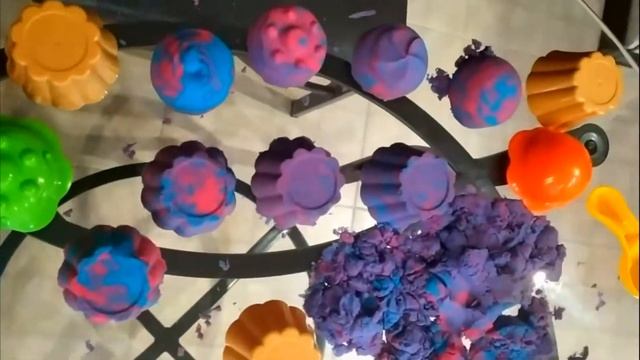 Кинетический песок / Ева лепит кексики из кинетического песка смотреть онлайн