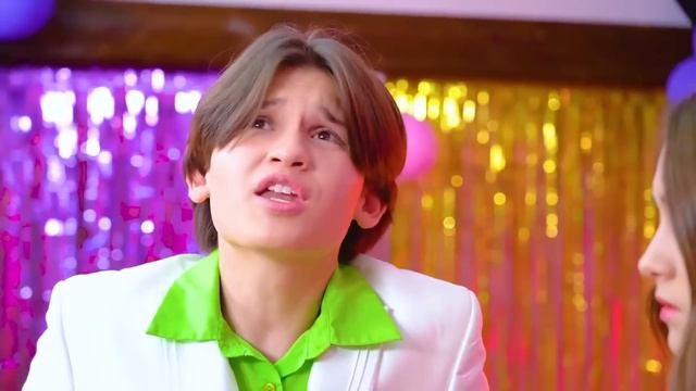 Новенькая Студентка Колледжа Пропала || Бедная VS Богатая Девушка смотреть онлайн