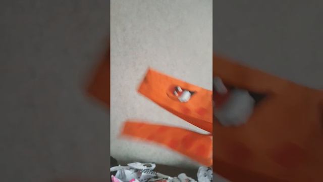 это Какашка которая лежит на полу ничего не хочет делать смотреть онлайн