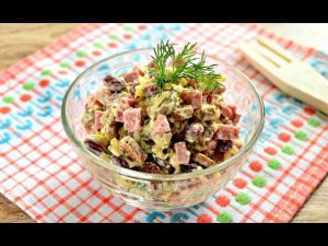 САЛАТ С КОПЧЕНЫМ ОКОРОЧКОМ И СУХАРИКАМИ