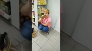 Обосрала пол