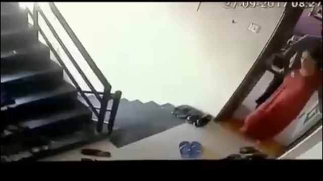 Con Trai Đẩy Mẹ Xuống Lầu Để Không Phải Chăm Sóc смотреть онлайн