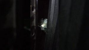 Дверь открывается немного Лада Гранта