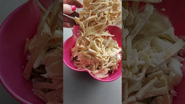 Салат с красной рыбой. Очень вкусный и легкий.краснаярыба салатблинчикивкуснаяеда вкусно