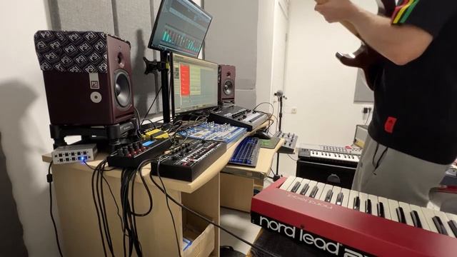 Groovy Dub House Session 004 - RE-909 , RE-303 , EMX 1 , Nord Lead 2X , Multiclock . смотреть онлайн