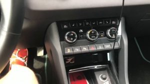 шкода карок садится АКБ