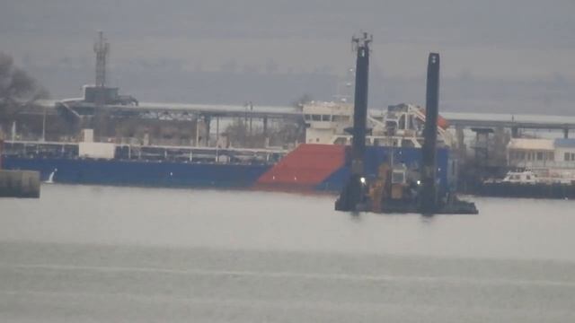 "За тридевять земель" Порт Кавказ, смотрим с Керчи. Поезд с материка ,по крымскому мосту. Тузла. смотреть онлайн