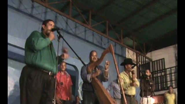 ALVARO Y ESTEBAN RAMOS CANTANDO AMOR DE PADRE E HIJO EN EL CONCIERTO TUYERO 2011......... смотреть онлайн