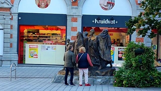КРАСИВОЕ МЕСТО возле Нотре Дам и Гранд Пласа Турне Бельгия 28 октября 2021. смотреть онлайн
