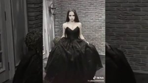 Пацан молодой Она молодая Ногти  красные, такая деловая Он в костюме черном в полуши в неё влюблён♥