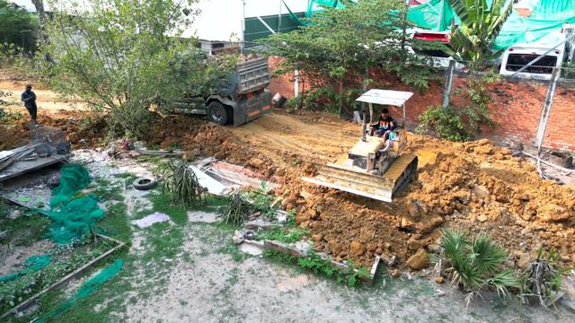 Incredible Bulldozer Komatsu Pushing Stone into House many Dumps truck 5T Unloading Ground Grading смотреть онлайн