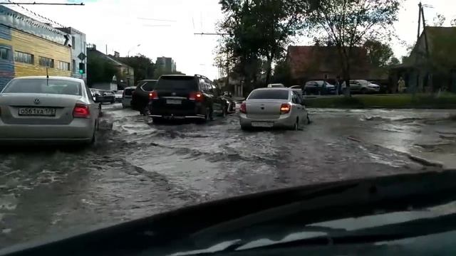 Лексус и Крузак не поделили лужу в Оренбурге смотреть онлайн