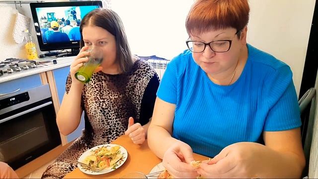 мукбанг семейный/креветки,лангустины и салат из руколы/чего нету у Вики?/обжор/Mukbang not ASMR смотреть онлайн
