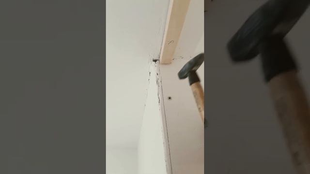 Как ставить дюпели и крепить брусок к стене? полка своими руками. #shorts смотреть онлайн