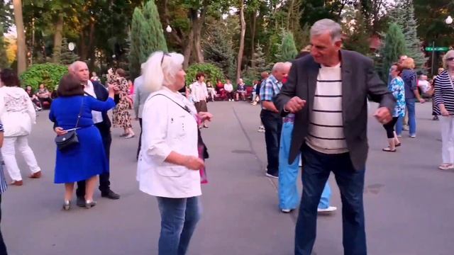 ТОЛИ БЛИЗКО ЛИ ИЛЬ ДАЛЕКО ЛИ! ТАНЦЫ В ПАРКЕ ГОРЬКОГО ХАРЬКОВ СЧАСТЛИВЫЕ ДНИ смотреть онлайн