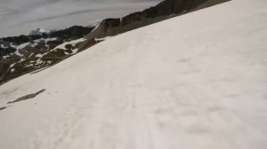 Безумный лыжник - экстремал! Экстремальный спуск с горы на лыжах!