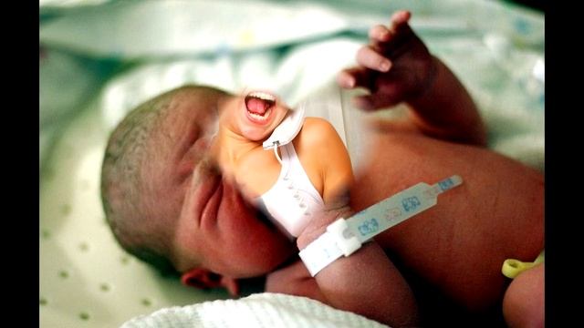 Первые минуты после родов,первый крик.Как выглядит новорожденный. Первые дни жизни малыша смотреть онлайн