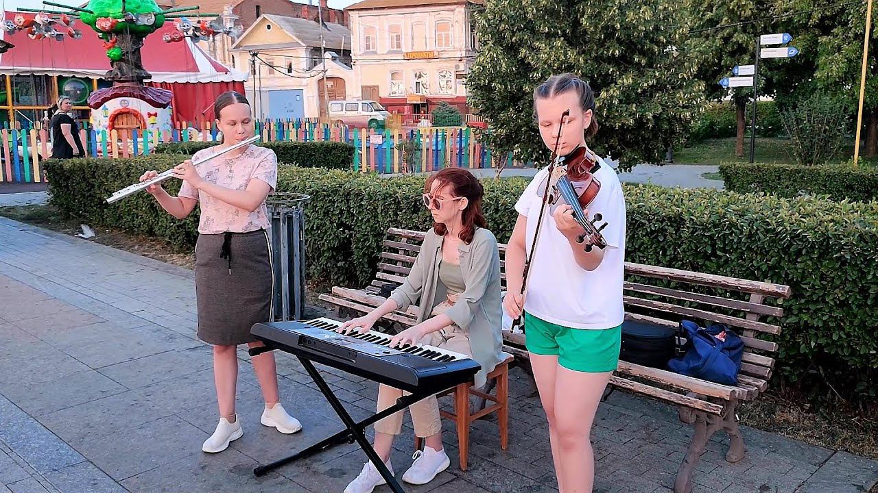 Золотые музыкальные хиты в исполнении студентов Астраханской филармонии.Уличные музыканты смотреть онлайн