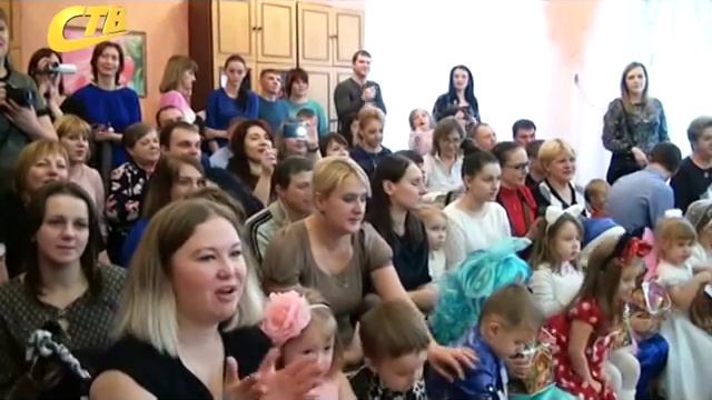 В ДЕТСКИХ САДАХ ПРОХОДЯТ НОВОГОДНИЕ УТРЕННИКИ смотреть онлайн