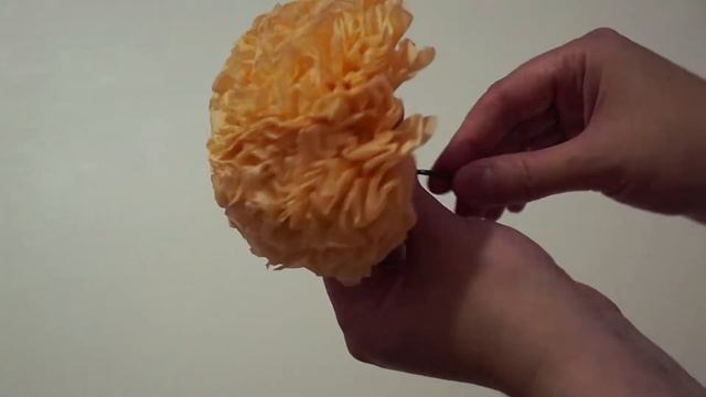 Как сделать шар цветок из крепированной бумаги. Поделки из бумаги. смотреть онлайн