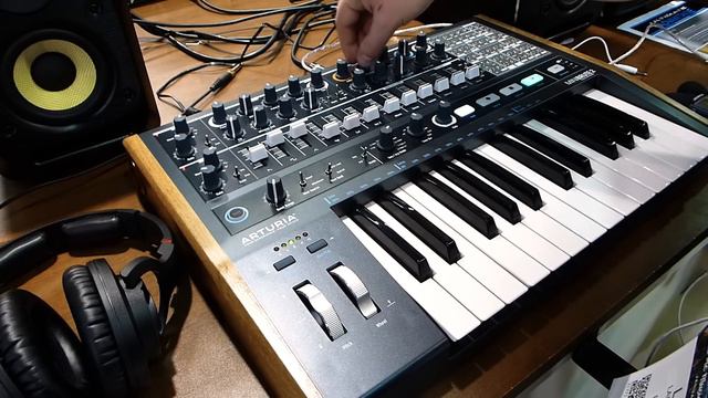 Arturia Minibrute 2 Sound Demo (no talking) смотреть онлайн