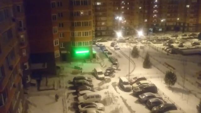 Пьяная П... разнесла несколько машин на парковке смотреть онлайн