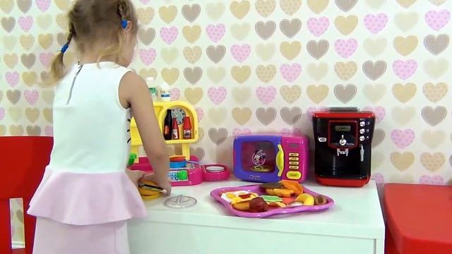 Играем в повара на детской кухне с приборами Play chef's kitchen with appliances смотреть онлайн