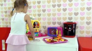 Играем в повара на детской кухне с приборами Play chef's kitchen with appliances