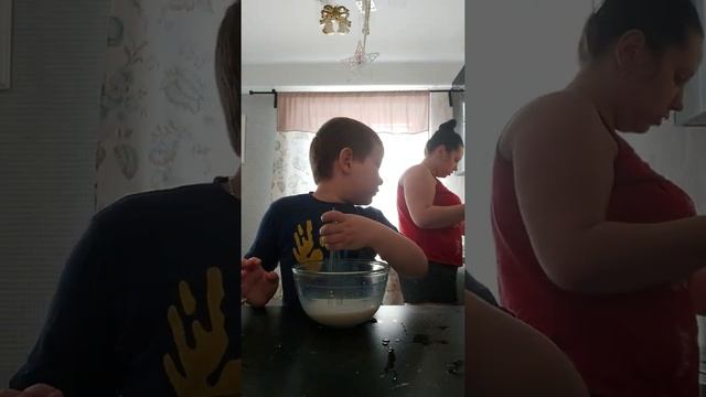 Самоизоляция . Остаемся дома. Готовим вместе с детьми. Омлет с помидорами смотреть онлайн