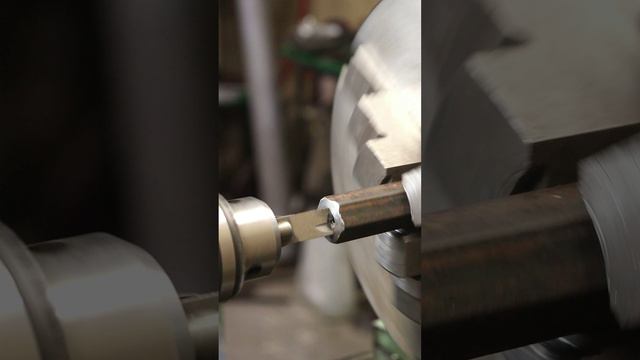 Просверлил квадрат напильником смотреть онлайн