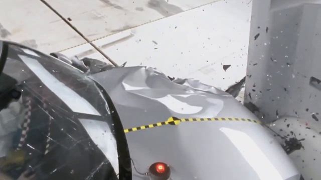 Краш Тест автомобиля #20 Volkswagen Passat 2012 и Hyundai Sonata 2012 смотреть онлайн