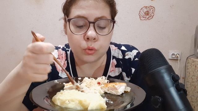 Мукбанг Кордон Блю, Пюре, Капусточка с Клюквой/Стримам быть! смотреть онлайн