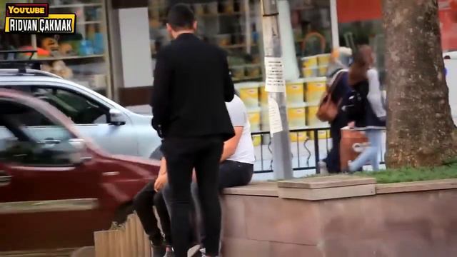 Девушка не сдержала гнев! Унижение бездомного ПРАНК смотреть онлайн
