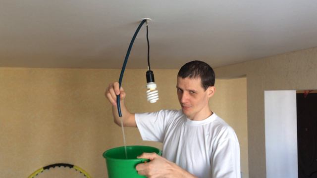 Как слить воду с натяжного потолка смотреть онлайн