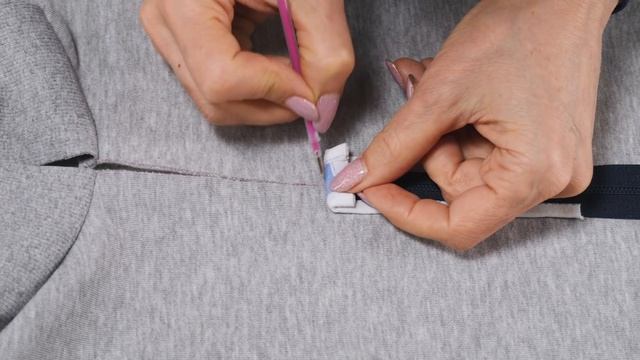 Молния в горловине толстовки