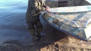 В Бурятии транспортные полицейские задержали браконьера, выловившего на Байкале омуля