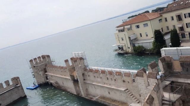 Деление и "рождение" новых фрагментов стены происходит на зубчиках "кремля". Показано в Сермионе смотреть онлайн