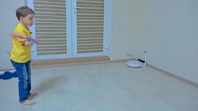 8 марта: Подарок для сестры в гигантском яйце с игрушками // Твиксики смотреть онлайн