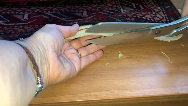 САМЫЙ БЫСТРЫЙ СПОСОБ ПОЧИСТИТЬ КОВЕР ТАБЛЕТКОЙ И ОБШИТЬ КРАЙ смотреть онлайн